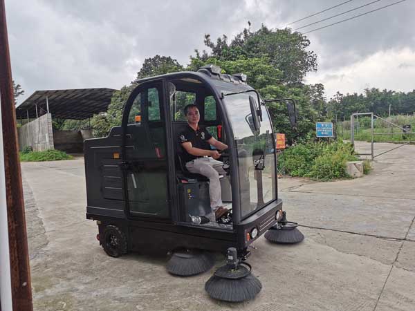 一臺小型電動掃地機(jī)的價格是多少